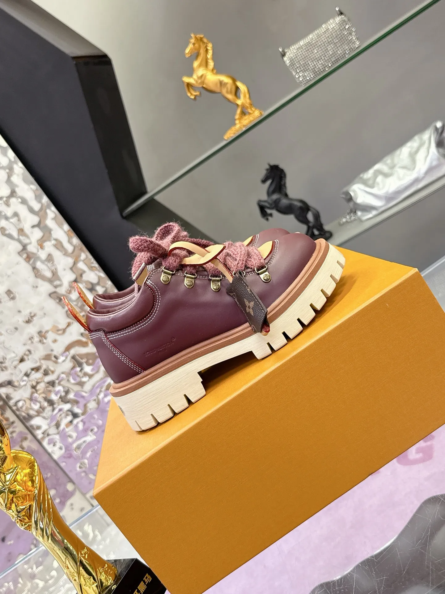 Factory price: 700💰 LV | Louis Vuitton 🧡💚2025 autumn and winter new style, top version ⚠️ The counter features the latest LV REMIX lace-up mountaineering derby shoes, new hard goods 🆕 ❥BS purchasing level! Full of high-end feel! A popular model among bloggers at home and abroad, it’s retro and fashionable, and looks stunning on your feet! Mainly recommended model on the official website★ ▪️Upper: top-quality first-layer cowhide ▪️Inner lining: imported sheepskin ▪️Outsole: original molded T men's shoes 💰U anti-slip outsole ▪️Sole height: 3.5cm ▪️Shoe size: Female 35-41 (41 customized, non-refundable) Male 39-45 (46 customized, non-refundable)